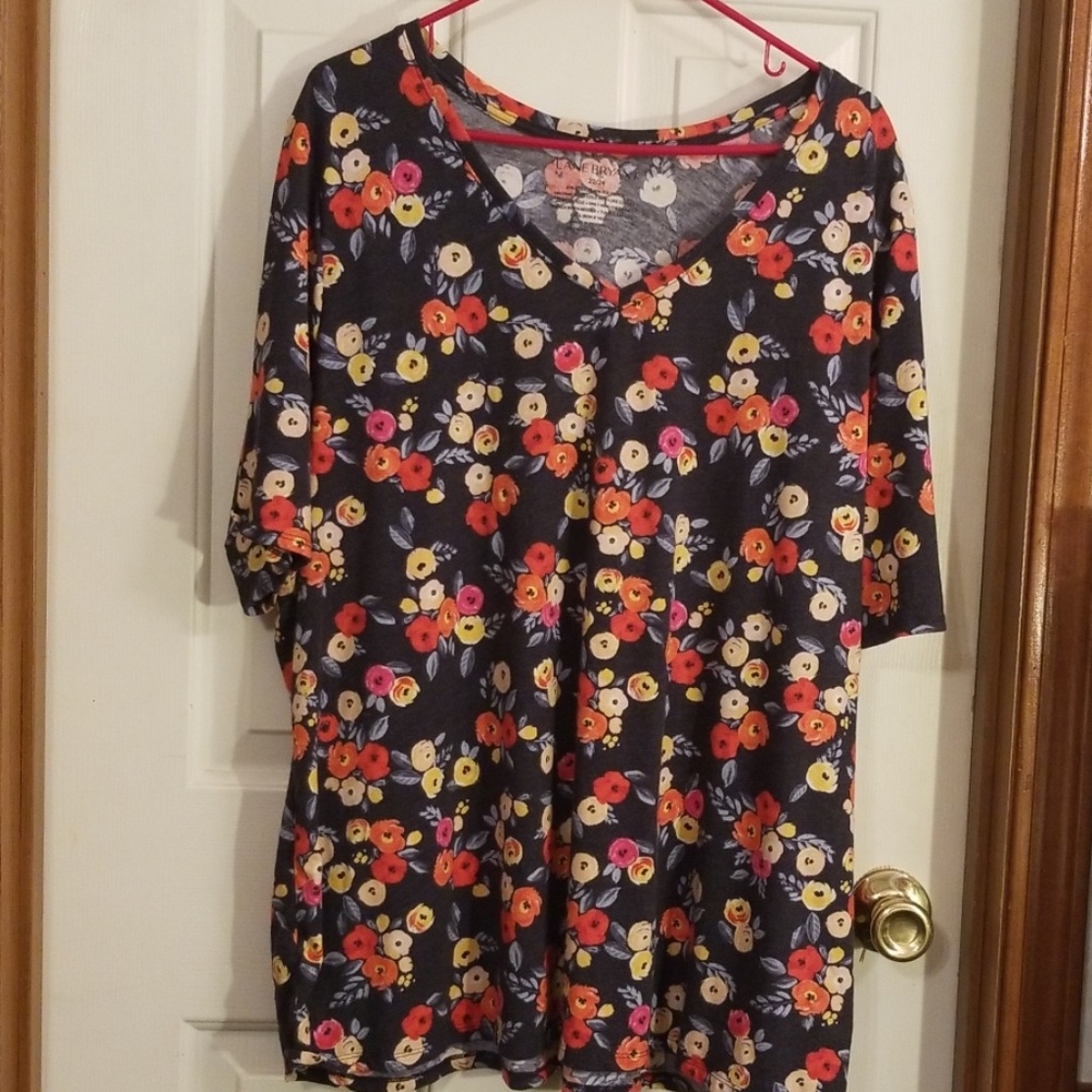 Lane Bryant floral SS tee. V neck. Sz22/24.